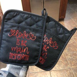 NWT Love is the Main Ingredient Silicon Mitten Set